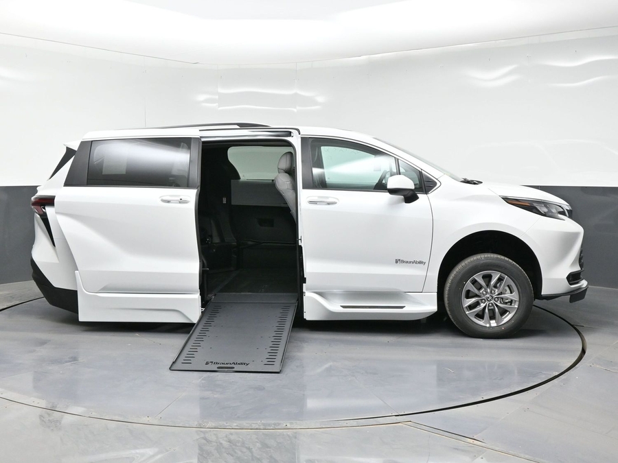 New 2026 Toyota Sienna Hybrid XLE Base - BraunAbility Side Entry In Floor Automatic Ramp