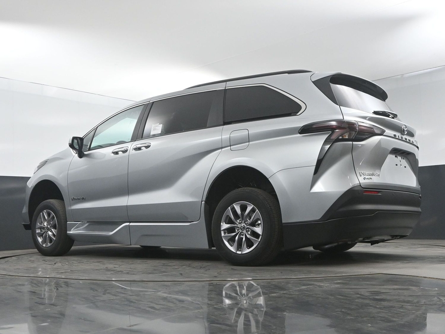 New 2025 Toyota Sienna Hybrid XLE Plus - BraunAbility Side Entry Entry Fold Out Automatic Ramp