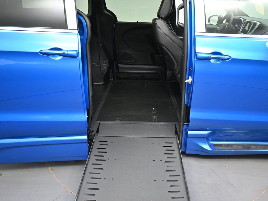 Blue Chrysler Pacifica image number 10