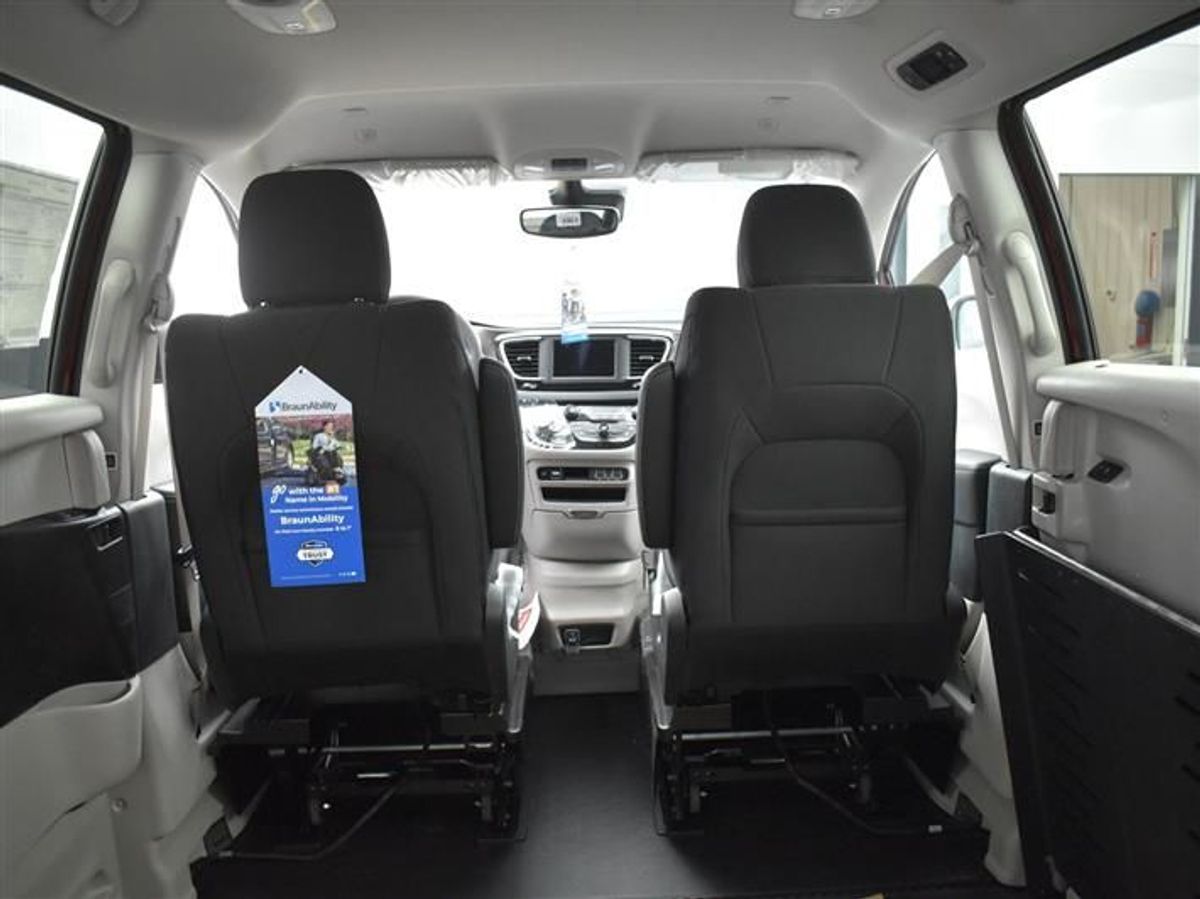 Red Chrysler Voyager image number 1