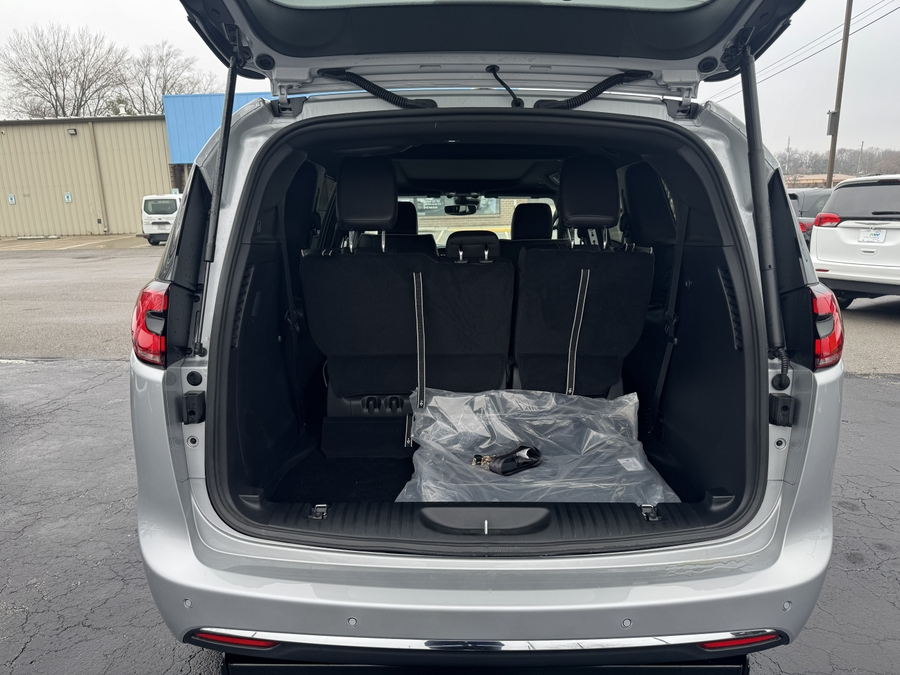 Silver Chrysler Pacifica image number 17