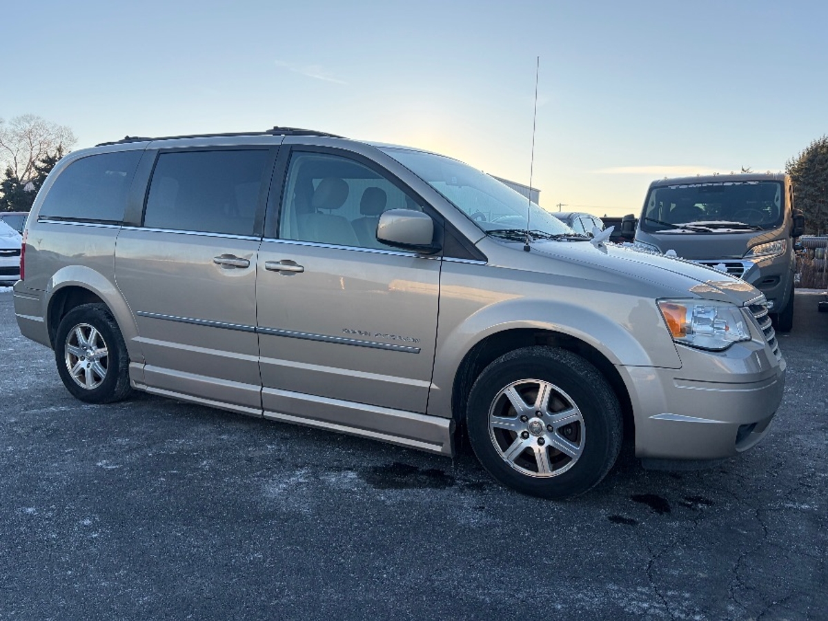 2009 CHRYSLER TOWN AND COUNTRY - Image 12