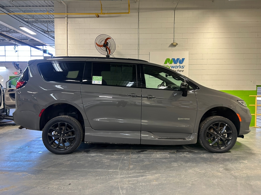 2024 CHRYSLER PACIFICA - Image 3