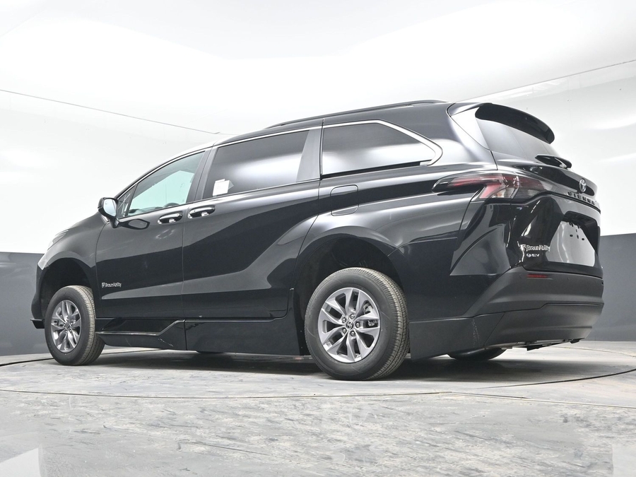 Black Toyota Sienna image number 20