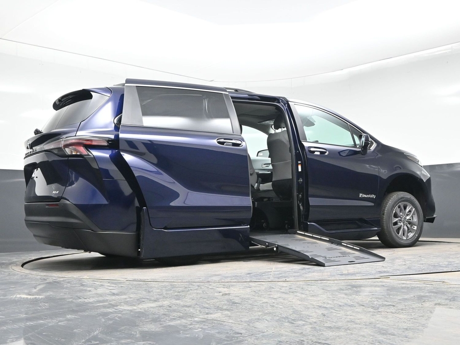 New 2026 Toyota Sienna XLE Add - BraunAbility Side Entry Entry Fold Out Automatic Ramp