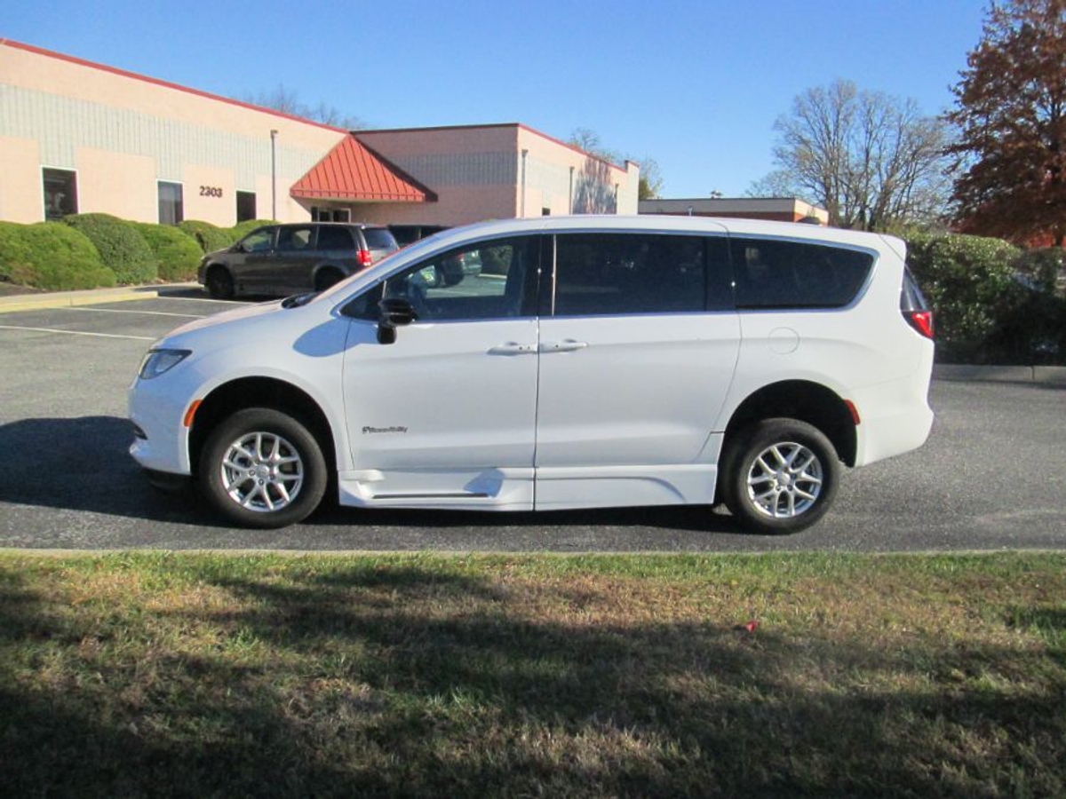 White Chrysler Voyager image number 3