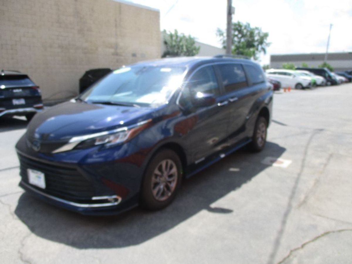 2023 TOYOTA SIENNA - Image 2