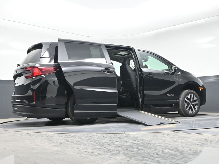 Black Honda Odyssey image number 19