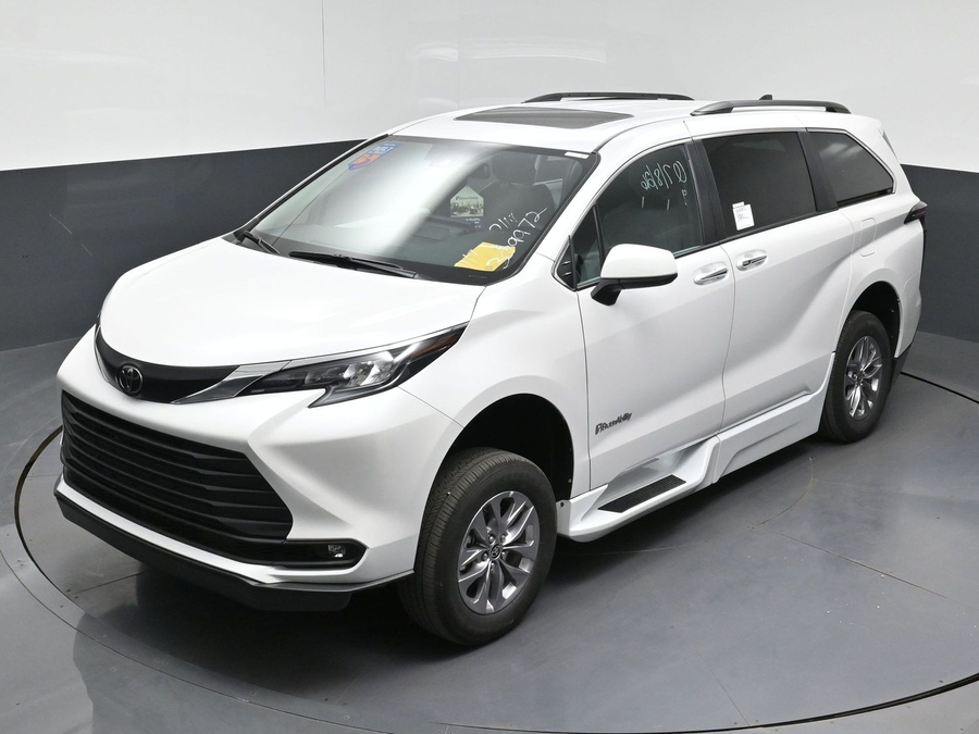 New 2026 Toyota Sienna Hybrid XLE Base - BraunAbility Side Entry Fold Out Automatic Ramp