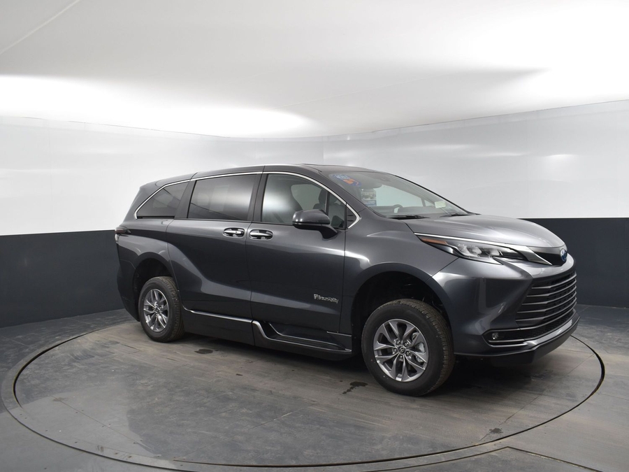 New 2025 Toyota Sienna Hybrid XLE Base - BraunAbility Side Entry Entry In Floor Automatic Ramp