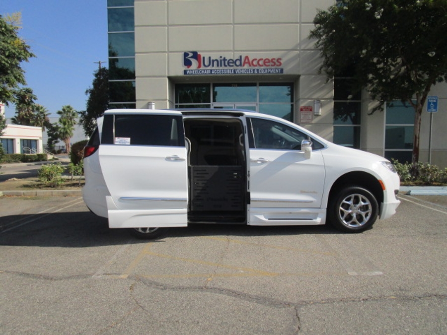 Used 2017 Chrysler Pacifica Limited - BraunAbility Side Entry Fold Out Automatic Ramp
