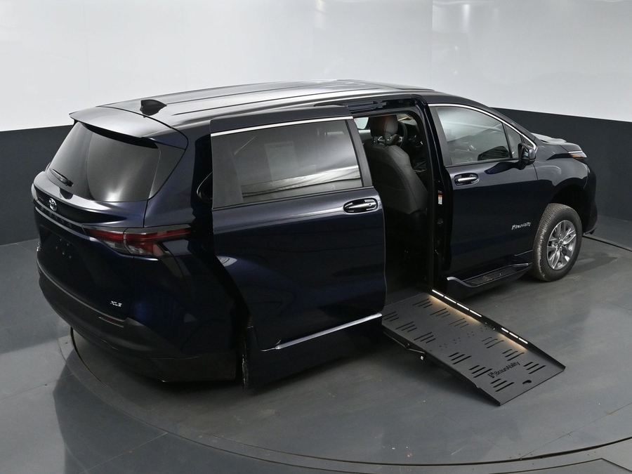 New 2025 Toyota Sienna Hybrid XLE Base - BraunAbility Side Entry Entry Fold Out Automatic Ramp