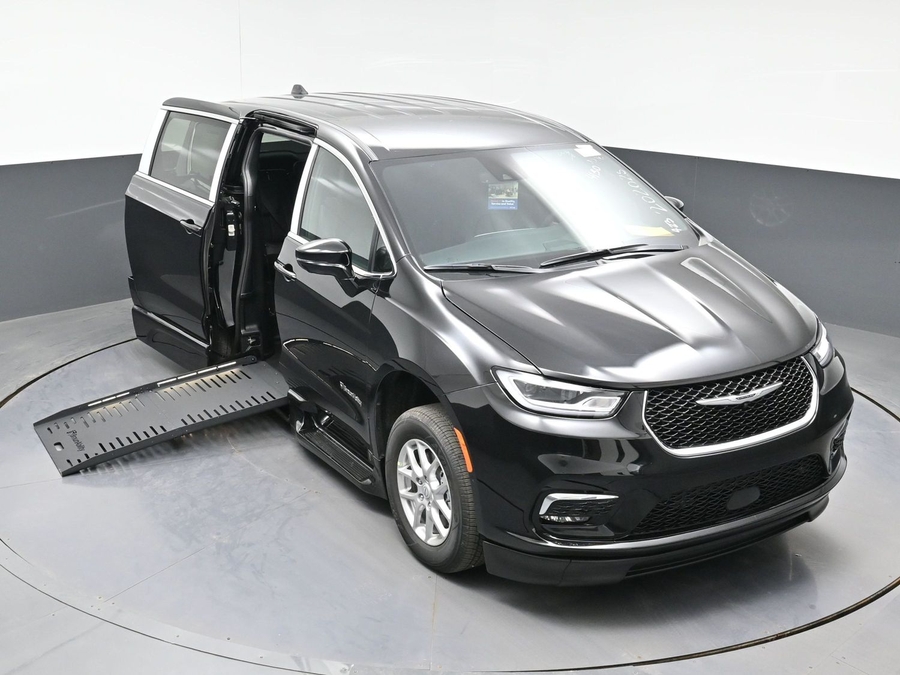Black Chrysler Pacifica image number 19
