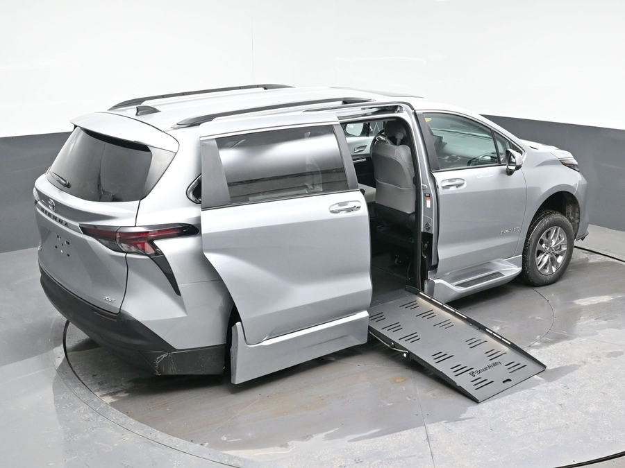 New 2025 Toyota Sienna Hybrid XLE Plus - BraunAbility Side Entry Entry Fold Out Automatic Ramp