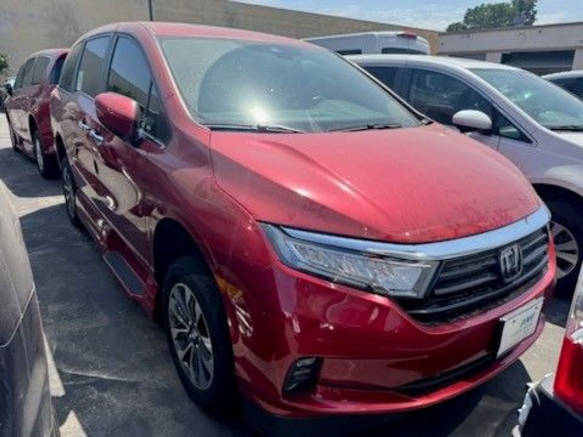 Red Honda Odyssey image number 7