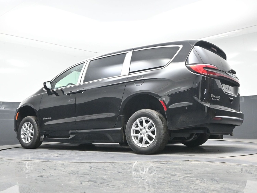 Black Chrysler Pacifica image number 18