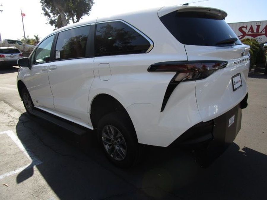 New 2025 Toyota Sienna Hybrid LE - Vantage Mobility Commercial Rear Entry Entry Fold Out Manual Ramp