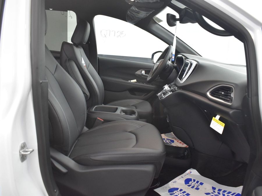 New 2025 Chrysler Voyager LX - BraunAbility Side Entry Entry Fold Out Manual Ramp
