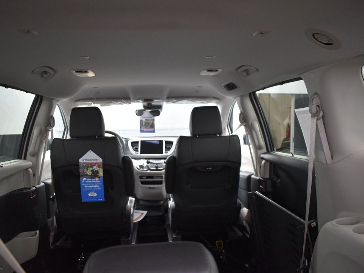 Silver Chrysler Pacifica image number 9