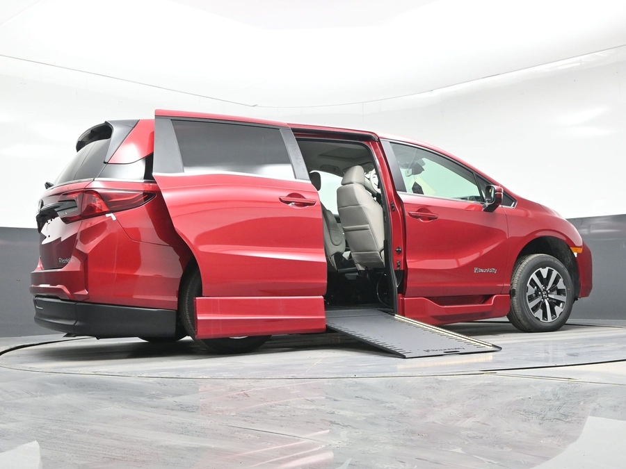 Red Honda Odyssey image number 9