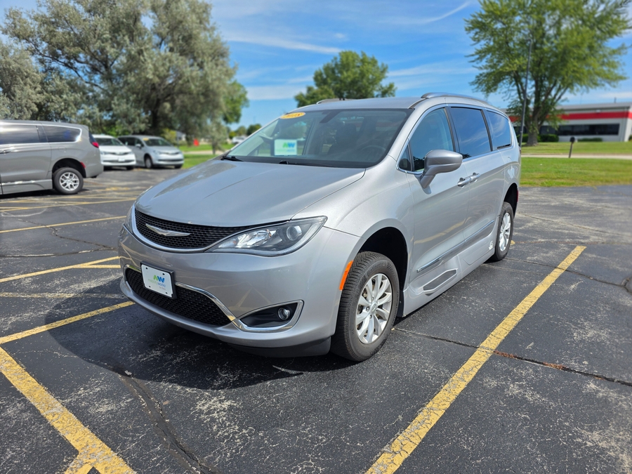 Silver Chrysler Pacifica image number 2