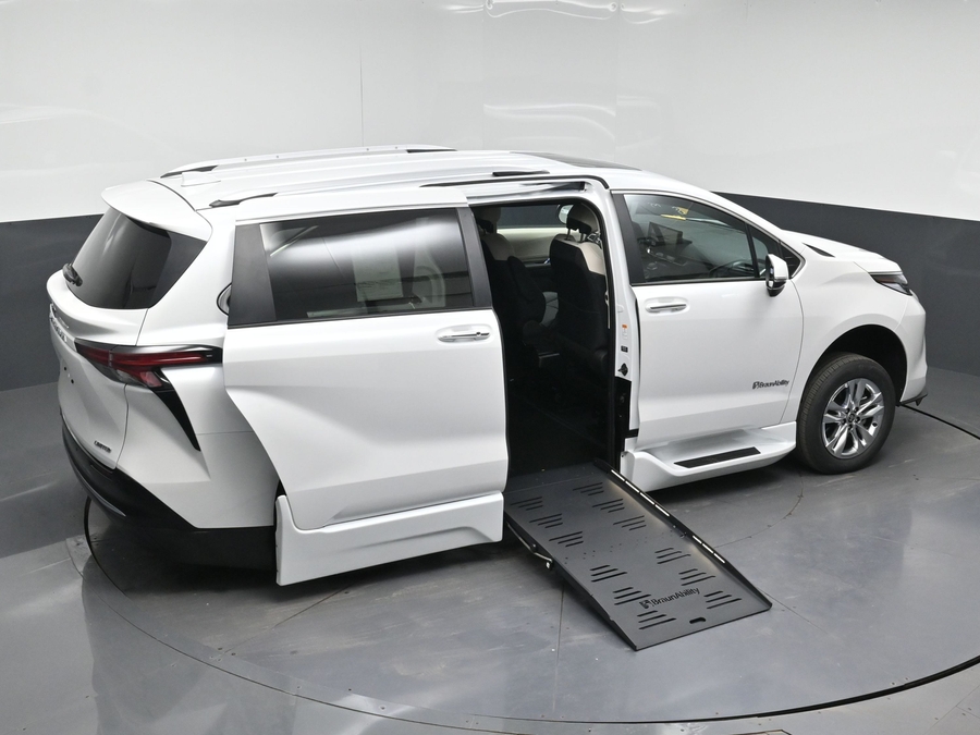 New 2026 Toyota Sienna Hybrid Limited - BraunAbility Side Entry Fold Out Automatic Ramp