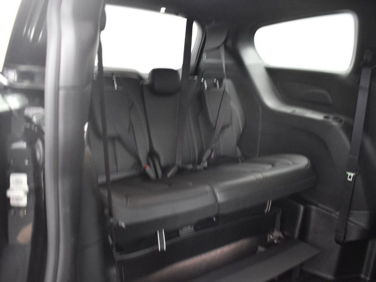 Black Chrysler Pacifica image number 9
