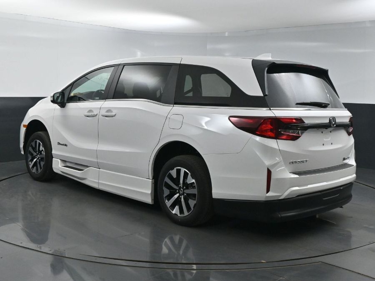 White Honda Odyssey image number 4