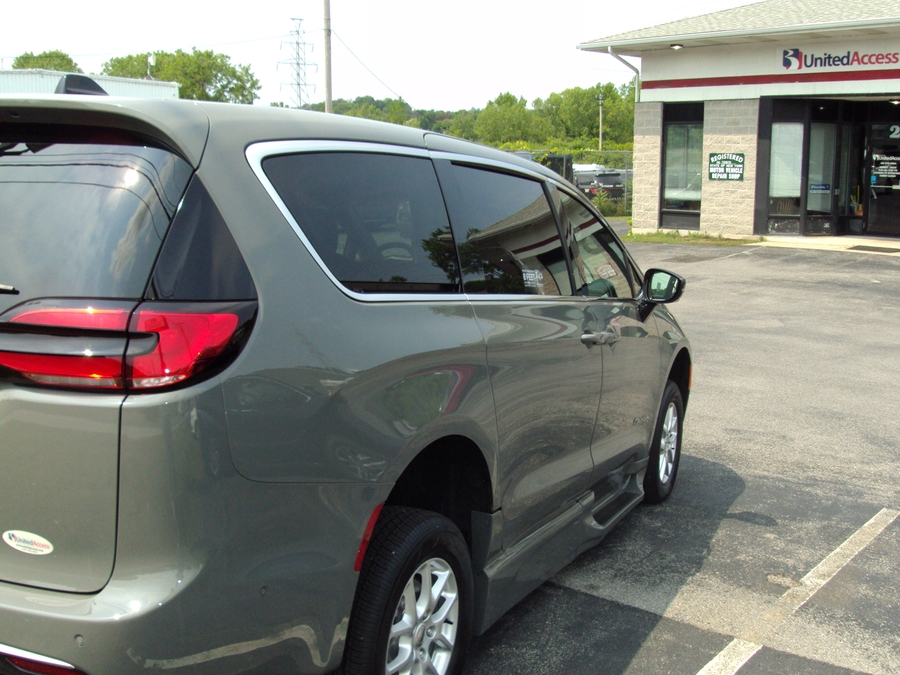 Used 2025 Chrysler Pacifica Select - BraunAbility Side Entry Fold Out Automatic Ramp