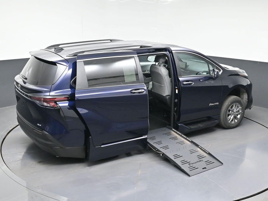 New 2026 Toyota Sienna Hybrid XLE Base - BraunAbility Side Entry Entry Fold Out Automatic Ramp