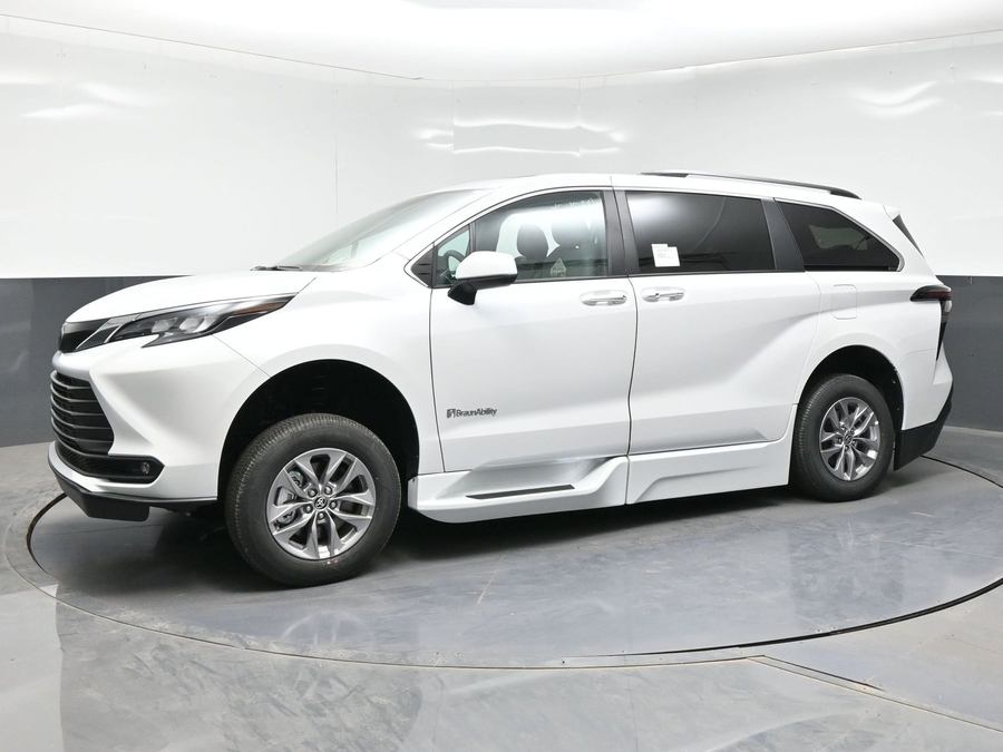 New 2026 Toyota Sienna Hybrid XLE Base - BraunAbility Side Entry Entry Fold Out Automatic Ramp