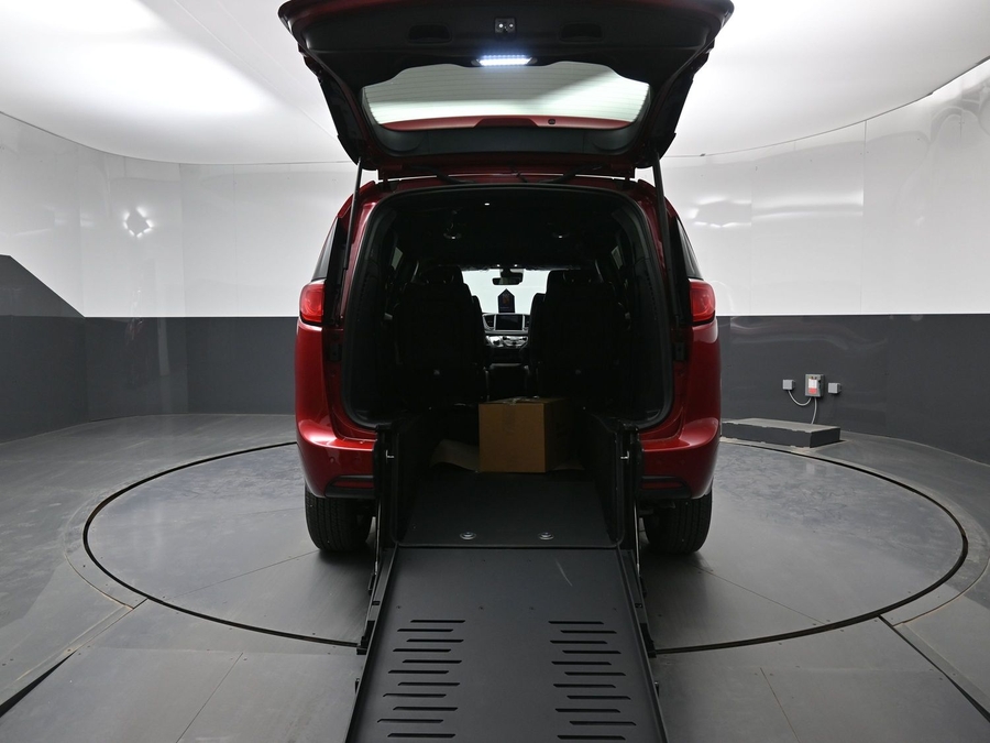 Red Chrysler Voyager image number 9