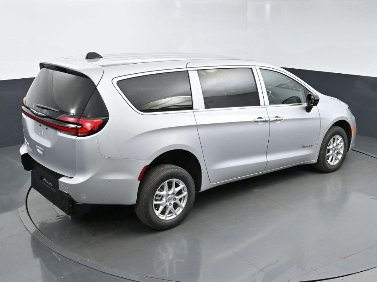 Silver Chrysler Pacifica image number 13