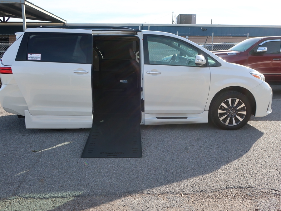 Used 2018 Toyota Sienna XLE - BraunAbility Side Entry Entry In Floor Automatic Ramp