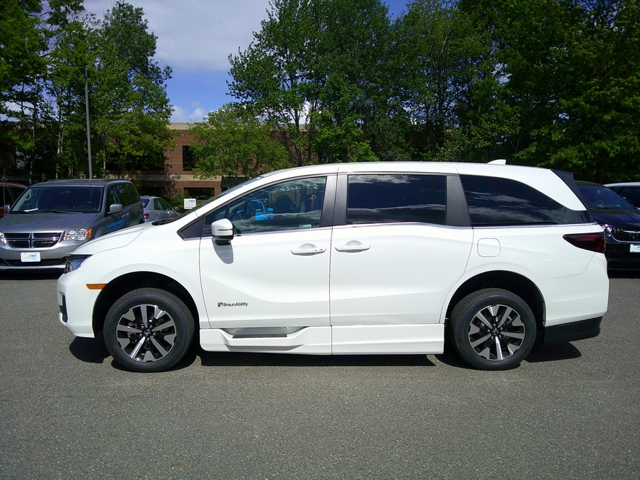 White Honda Odyssey image number 5
