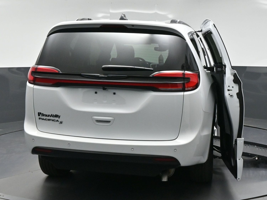 White Chrysler Pacifica image number 5