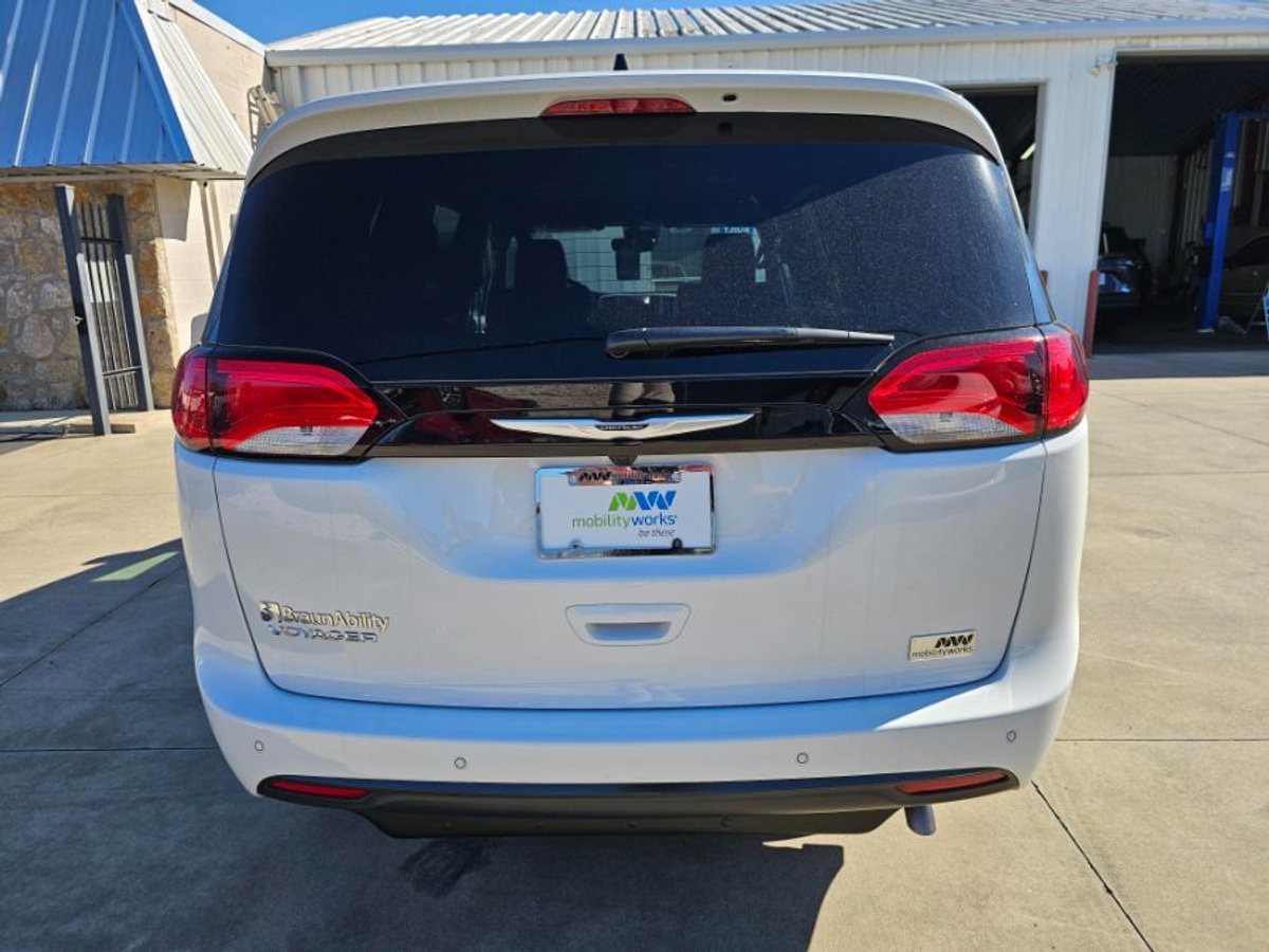 2025 CHRYSLER VOYAGER - Image 16