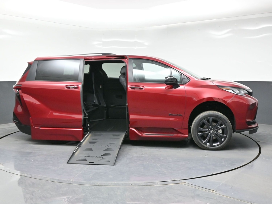 New 2026 Toyota Sienna Hybrid XSE Sport - BraunAbility Side Entry Entry Fold Out Automatic Ramp
