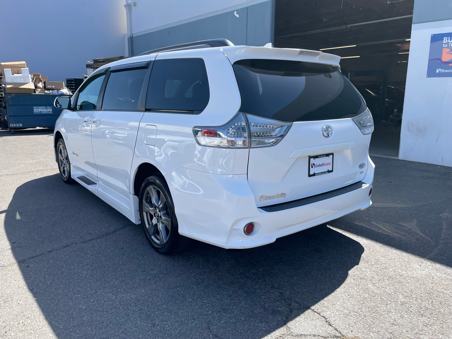 Used 2018 Toyota Sienna SE - BraunAbility Side Entry Entry Fold Out Automatic Ramp
