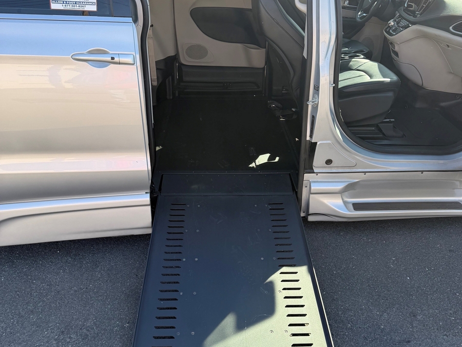 Used 2023 Chrysler Pacifica Touring L Safety - BraunAbility Side Entry In Floor Automatic Ramp