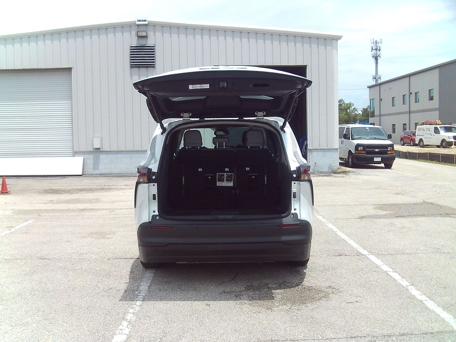 White Toyota Sienna image number 19