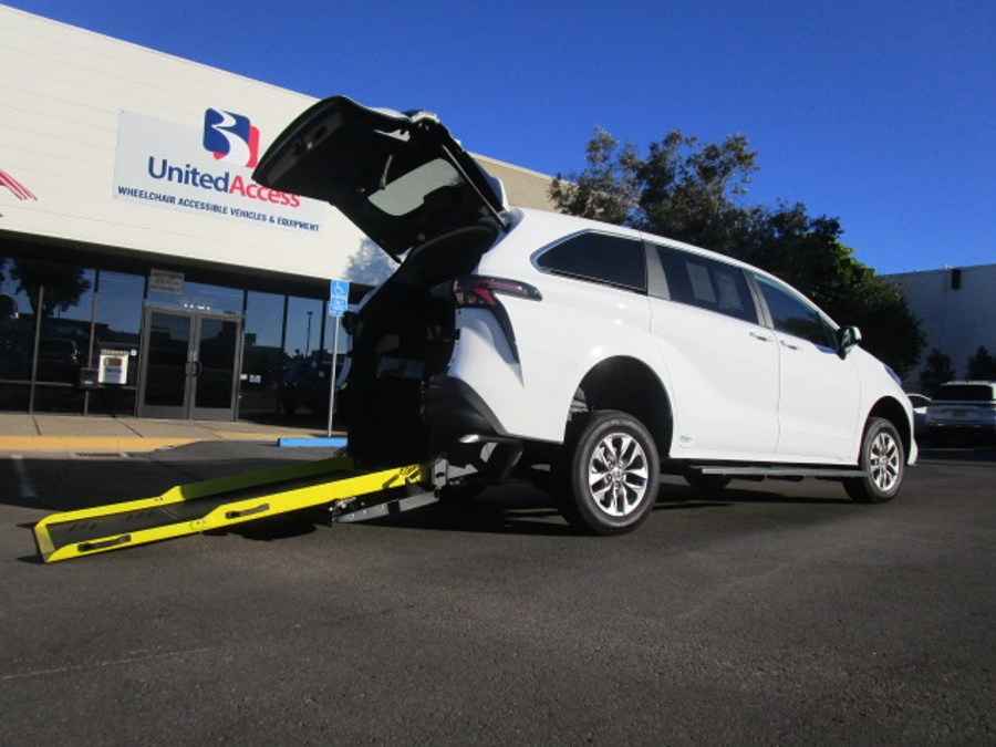 New 2026 Toyota Sienna Hybrid LE - Vantage Mobility Commercial Rear Entry Entry Fold Out Manual Ramp