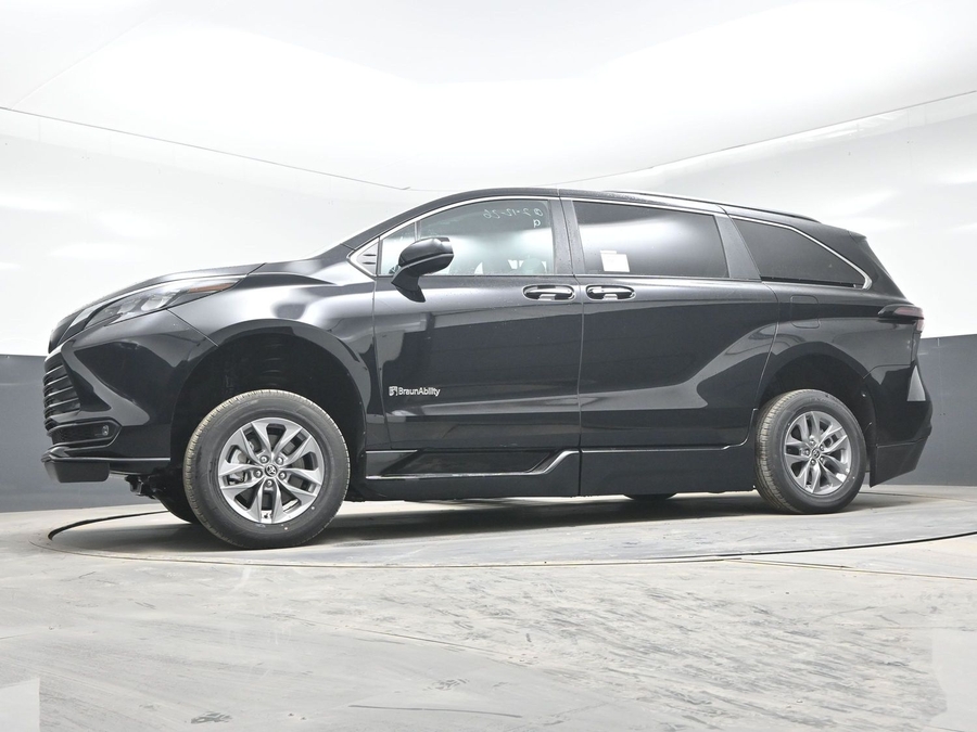 Black Toyota Sienna image number 19