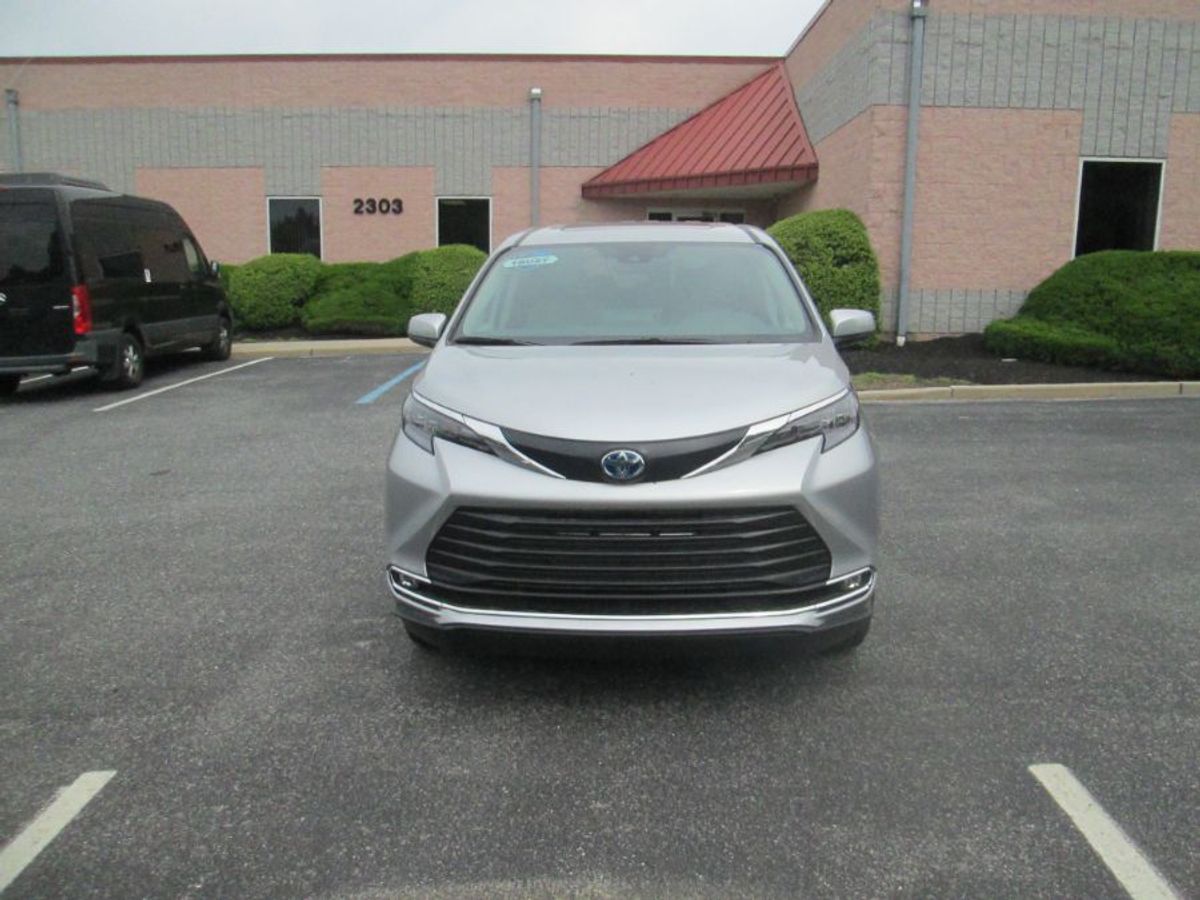 Silver Toyota Sienna image number 3