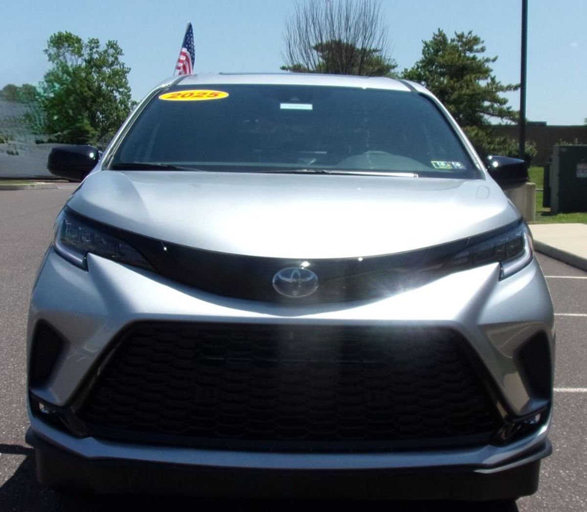 Silver Toyota Sienna image number 1