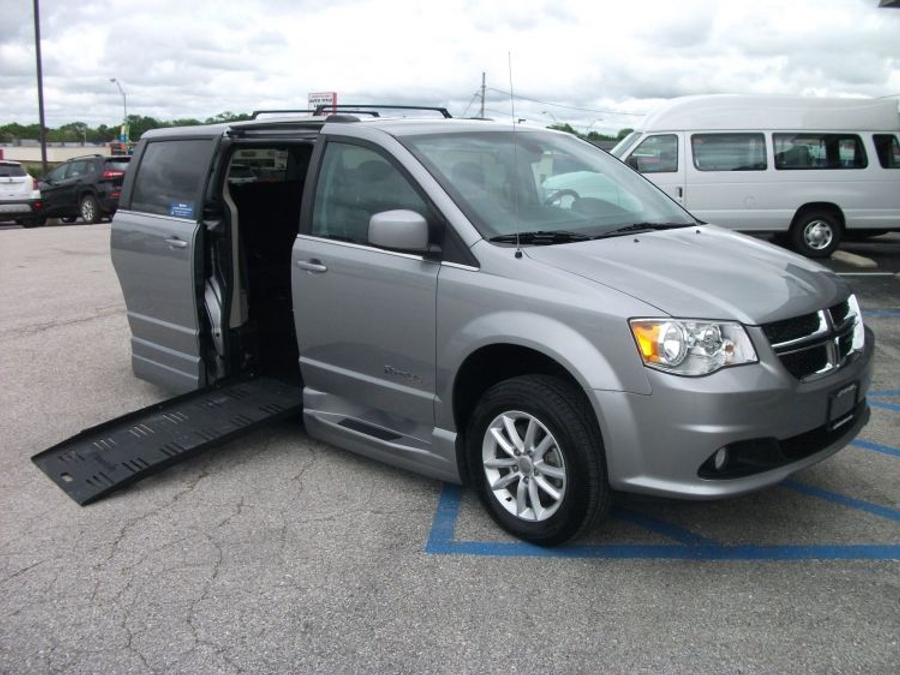 Used 2019 Dodge Grand Caravan SXT - BraunAbility Side Entry Entry Fold Out Automatic Ramp
