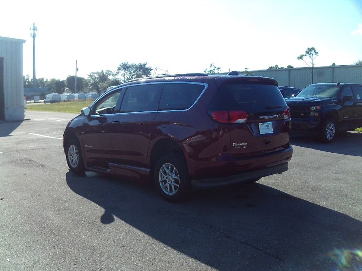Wheelchair Van Used 2021 Chrysler Voyager MR586878