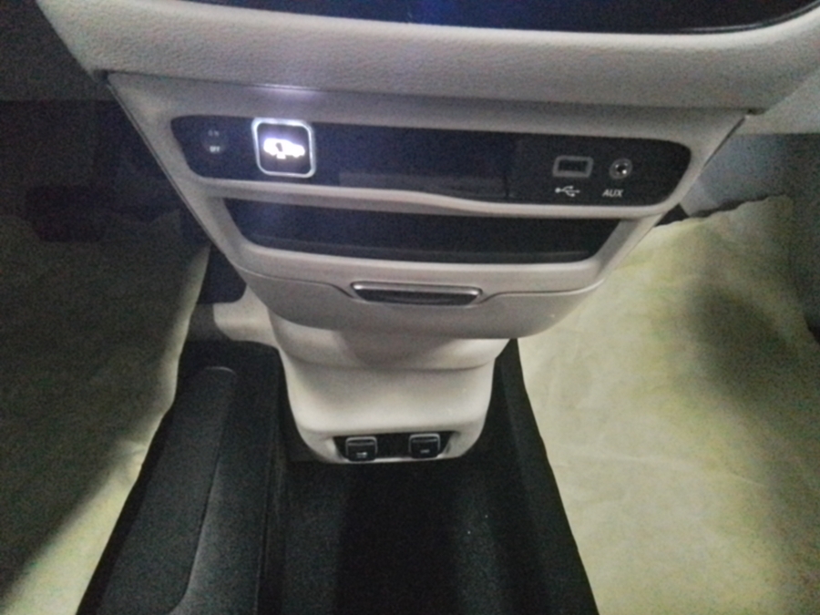 Silver Chrysler Pacifica image number 13