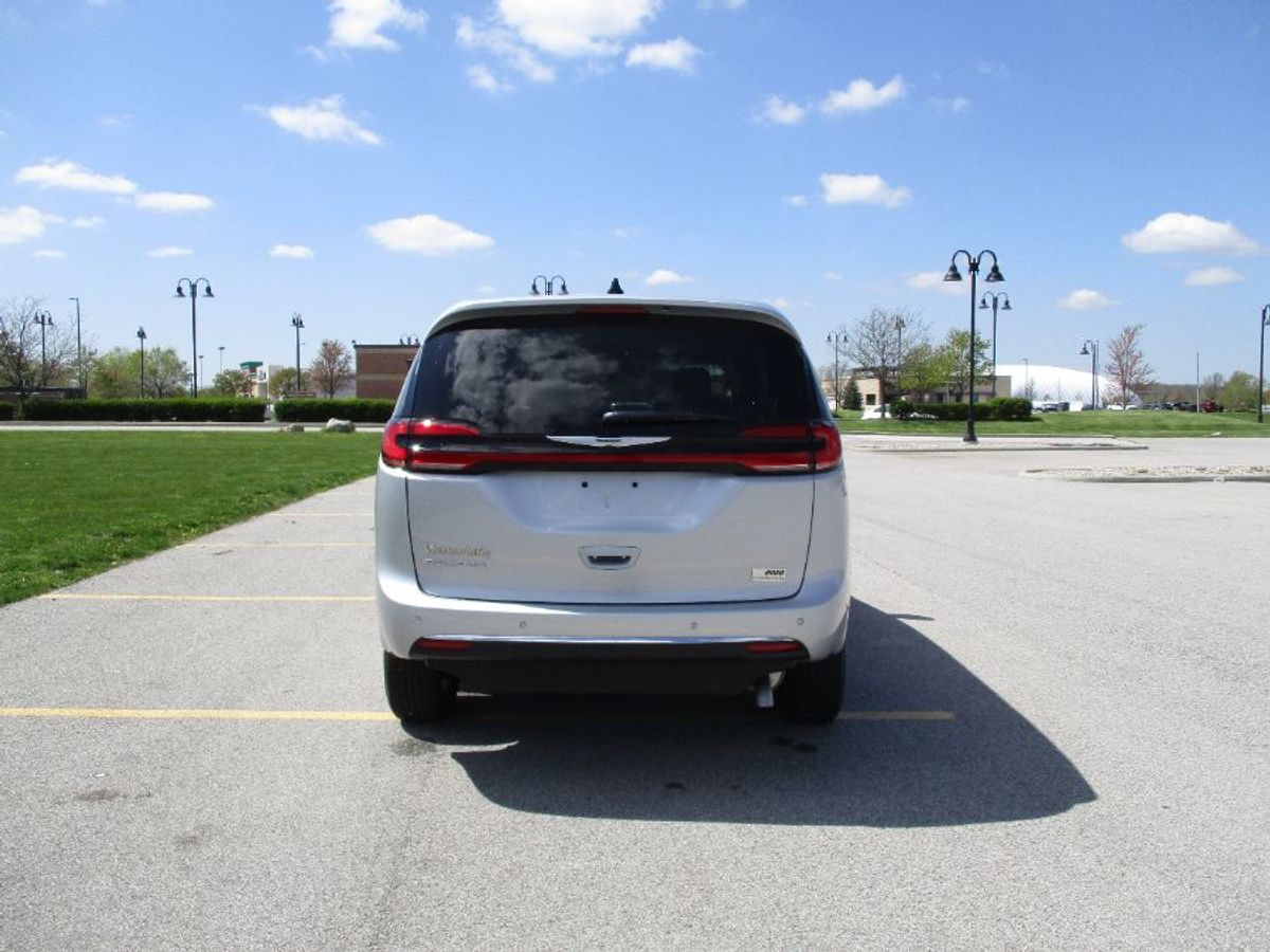 Silver Chrysler Pacifica image number 5
