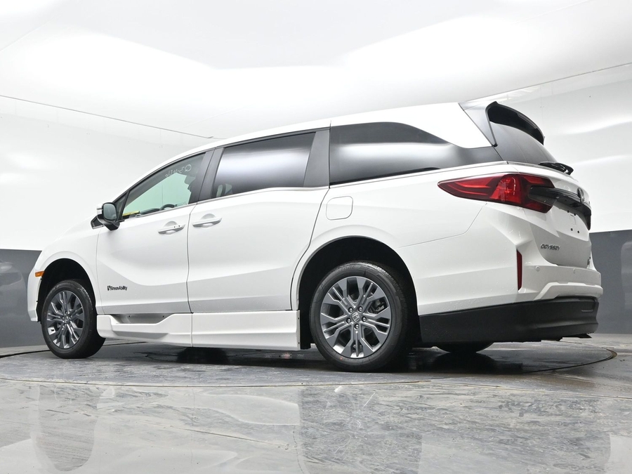 White Honda Odyssey image number 20